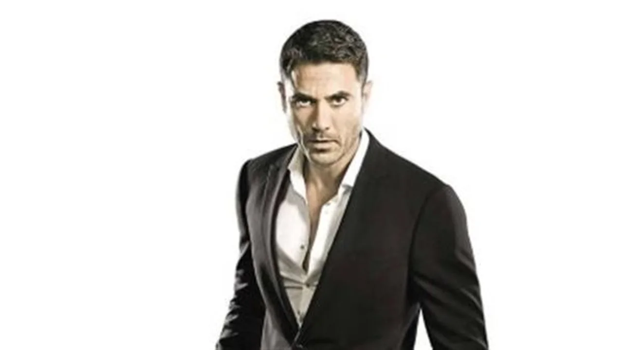 بطل الفهلوي.. سر تمسك أحمد عز بالتواجد في الدراما الإذاعية خلال رمضان